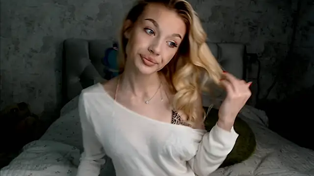 Snapshot of Ella_Milla chatting on June 5, 2026, 2:12 pm Ella Milla online show from June 5, 2026, 2:12 pm