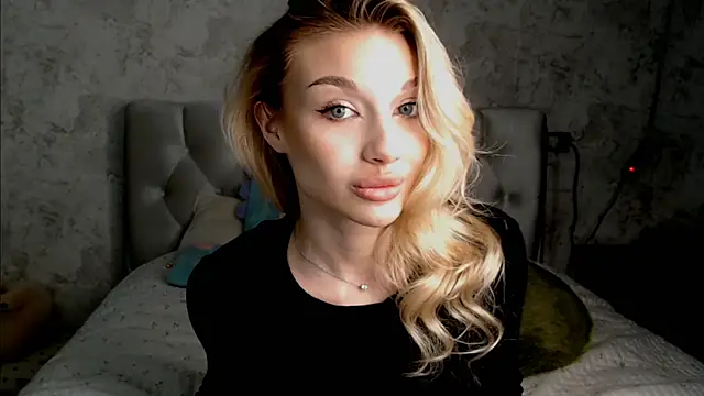 Snapshot of Ella_Milla chatting on June 10, 2026, 12:39 pm Ella Milla online show from June 10, 2026, 12:39 pm