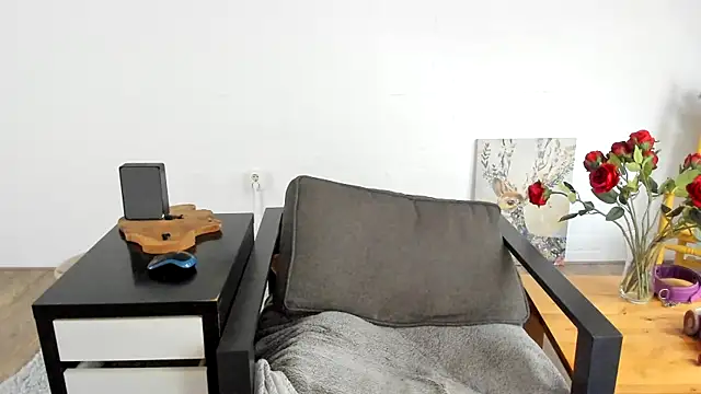 Snapshot of MendiPetite chatting on October 19, 2025, 8:50 am MendiPetite online show from October 19, 2025, 8:50 am