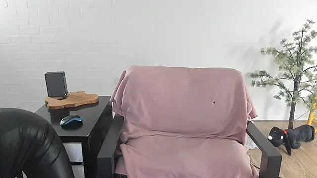 MendiPetite online show from February 22, 2026, 6:42 pm