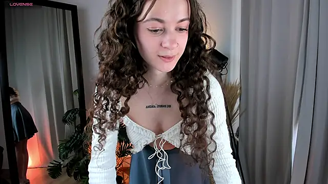 Curly Moon online show from May 5, 2026, 2:09 pm