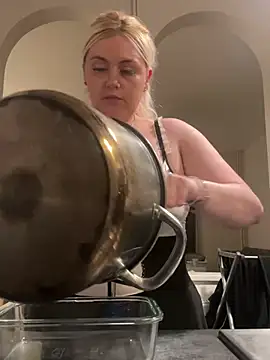 Snapshot of Blondiee3088 chatting on February 23, 2025, 9:16 pm Blondiee3088 online show from February 23, 2025, 9:16 pm