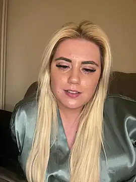 Snapshot of Blondiee3088 chatting on February 28, 2025, 9:33 pm Blondiee3088 online show from February 28, 2025, 9:33 pm