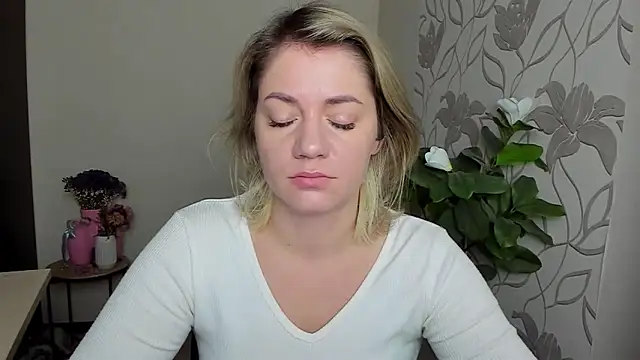 MariaSttone online show from October 6, 2025, 9:32 am