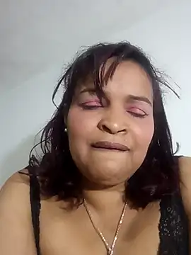 Snapshot of _violetta_- chatting on October 31, 2025, 12:57 pm violetta - online show from October 31, 2025, 12:57 pm