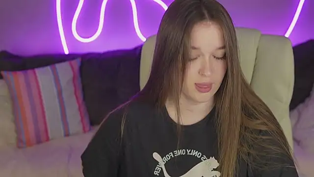 Snapshot of DonnaLustt chatting on November 17, 2025, 2:32 pm DonnaLustt online show from November 17, 2025, 2:32 pm