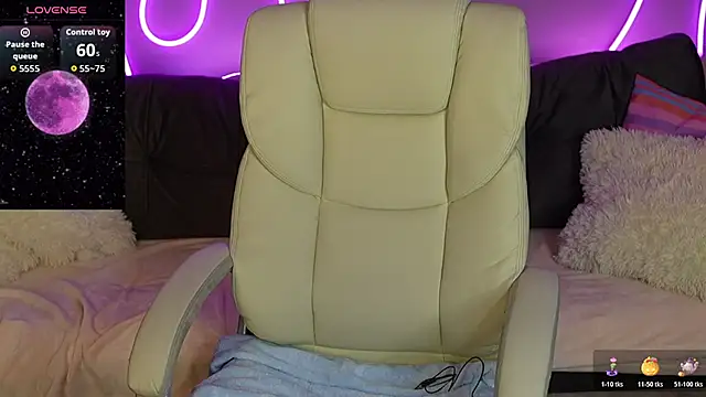 Snapshot of DonnaLustt chatting on November 14, 2025, 9:51 pm DonnaLustt online show from November 14, 2025, 9:51 pm