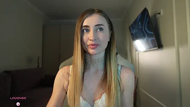 Coconutkittyy online show from October 26, 2025, 3:34 pm