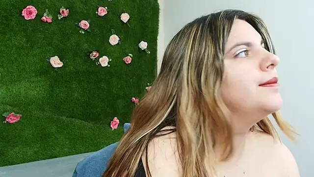 Huge Titties  online show from May 2, 2026, 12:21 pm
