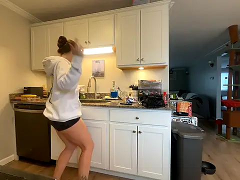 Snapshot of MissSwitch chatting on December 4, 2025, 2:38 pm MissSwitch online show from December 4, 2025, 2:38 pm