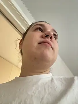 Snapshot of SuzieMurray chatting on October 21, 2025, 12:48 pm SuzieMurray online show from October 21, 2025, 12:48 pm