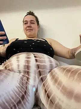 Snapshot of SuzieMurray chatting on December 2, 2025, 12:29 pm SuzieMurray online show from December 2, 2025, 12:29 pm