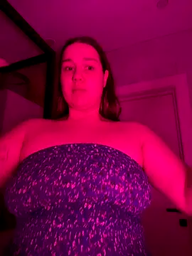 Snapshot of SuzieMurray chatting on November 4, 2025, 12:31 pm SuzieMurray online show from November 4, 2025, 12:31 pm