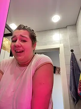 Snapshot of SuzieMurray chatting on October 18, 2025, 10:39 am SuzieMurray online show from October 18, 2025, 10:39 am