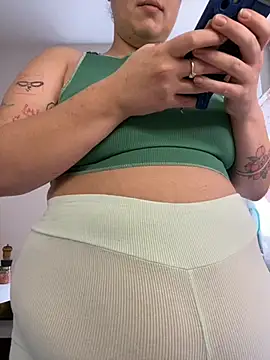 Snapshot of SuzieMurray chatting on October 23, 2025, 10:14 am SuzieMurray online show from October 23, 2025, 10:14 am