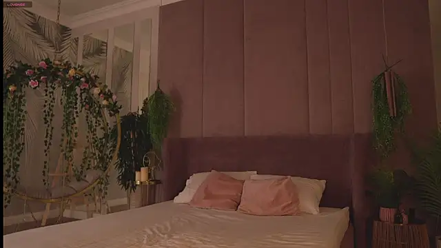 Smiley Mia online show from November 16, 2025, 5:01 am