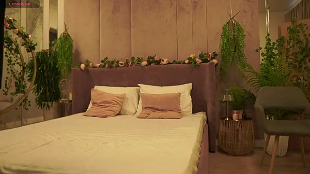 Smiley Mia online show from September 24, 2025, 5:03 am