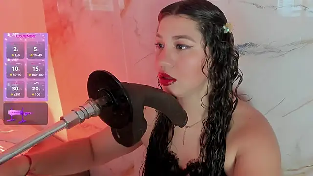 hade cute online show from November 14, 2025, 4:54 pm