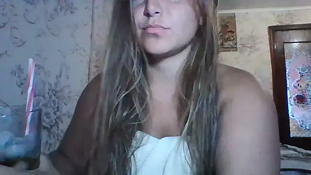 Snapshot of Evasapples chatting on July 16, 2026, 9:28 am Evasapples online show from July 16, 2026, 9:28 am