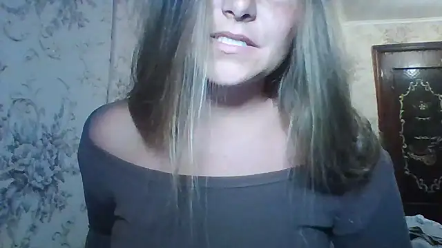 Snapshot of Evasapples chatting on July 8, 2026, 8:31 pm Evasapples online show from July 8, 2026, 8:31 pm