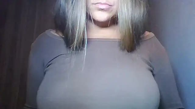 Snapshot of Evasapples chatting on August 1, 2026, 9:13 pm Evasapples online show from August 1, 2026, 9:13 pm