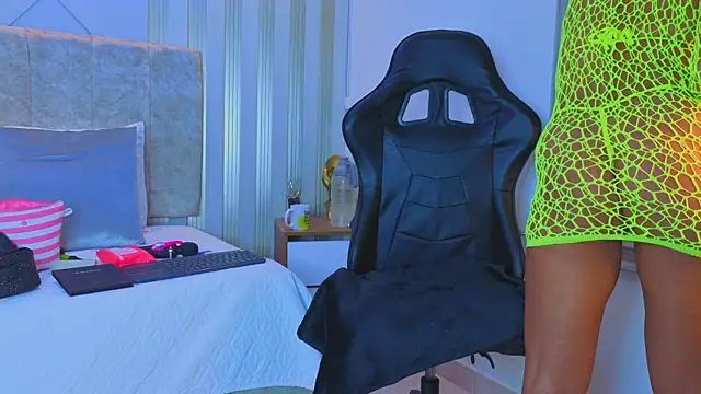 Tayra Pradit online show from April 28, 2026, 7:29 pm
