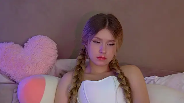 MilanaBalmain online show from October 8, 2025, 4:08 pm