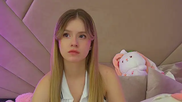 MilanaBalmain online show from November 12, 2025, 4:11 pm