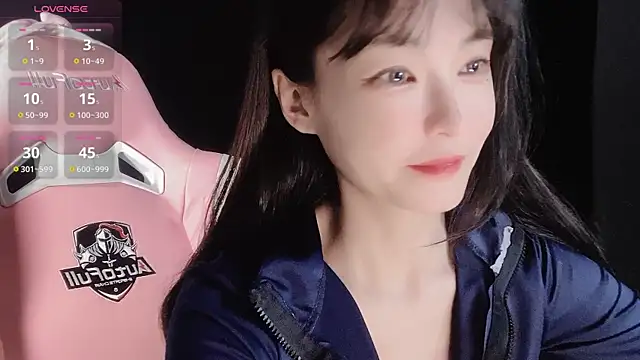 Ahrii xia online show from November 7, 2025, 9:25 am