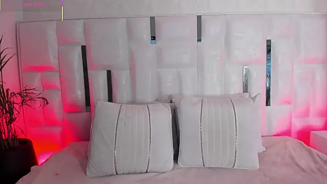 im nika  online show from December 2, 2025, 12:40 pm