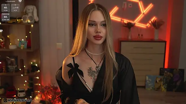 ManiFreyja online show from November 19, 2025, 8:53 pm