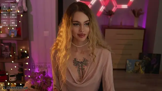 ManiFreyja online show from November 3, 2025, 7:17 pm