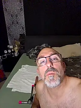 Snapshot of Crosss-23cm chatting on October 19, 2025, 4:43 pm Crosss-23cm online show from October 19, 2025, 4:43 pm