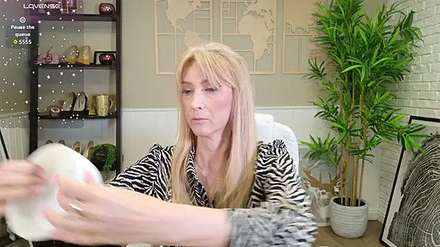 LadyLeea online show from May 7, 2026, 4:39 am