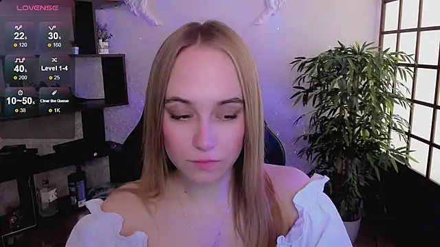 Snapshot of LianaBright chatting on March 23, 2025, 2:15 am LianaBright online show from March 23, 2025, 2:15 am