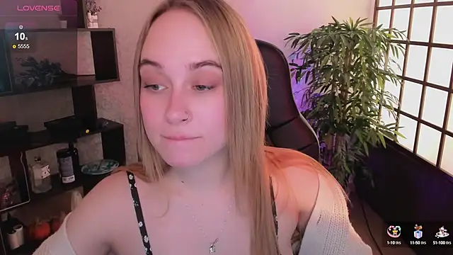 Snapshot of LianaBright chatting on March 22, 2025, 5:28 am LianaBright online show from March 22, 2025, 5:28 am