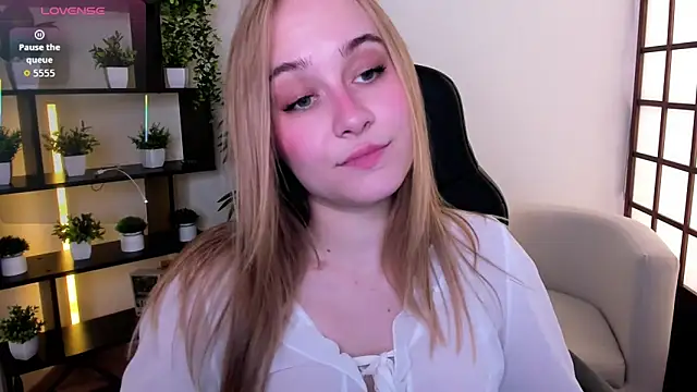 Snapshot of LianaBright chatting on June 11, 2026, 2:11 am LianaBright online show from June 11, 2026, 2:11 am