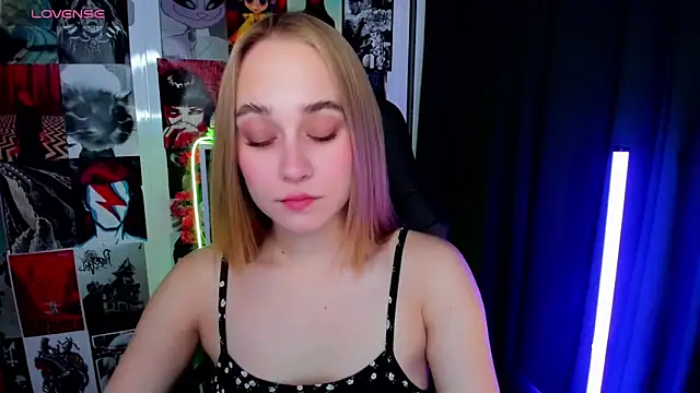 Snapshot of LianaBright chatting on October 17, 2025, 2:15 am LianaBright online show from October 17, 2025, 2:15 am