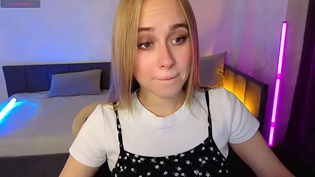 Snapshot of LianaBright chatting on September 18, 2025, 2:14 am LianaBright online show from September 18, 2025, 2:14 am