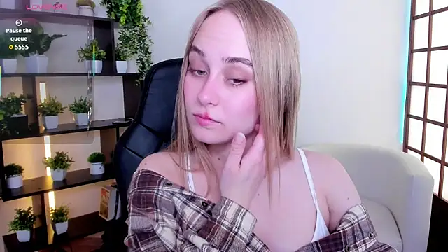 Snapshot of LianaBright chatting on May 16, 2026, 1:37 am LianaBright online show from May 16, 2026, 1:37 am