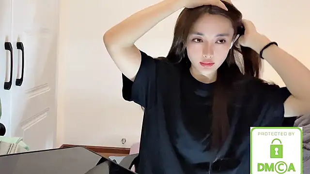SarahYang online show from May 15, 2026, 6:22 am