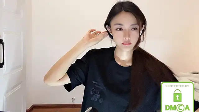 SarahYang online show from May 12, 2026, 8:32 am