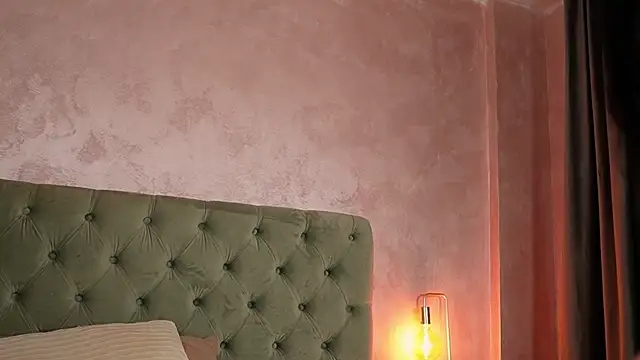 LucyWilow online show from May 7, 2026, 4:50 am