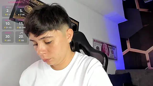 Snapshot of AbbySmiitth_ chatting on November 2, 2025, 5:40 pm AbbySmiitth online show from November 2, 2025, 5:40 pm