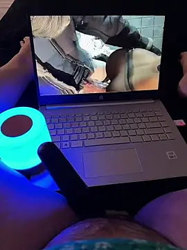 yourcutesarah online show from November 13, 2025, 11:30 pm