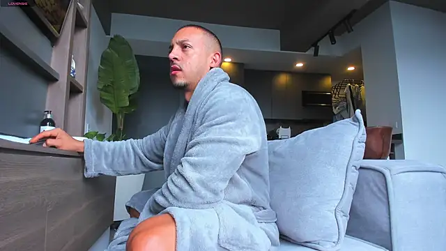 Snapshot of Maximo_Marcelo chatting on December 3, 2025, 12:04 pm Maximo Marcelo online show from December 3, 2025, 12:04 pm