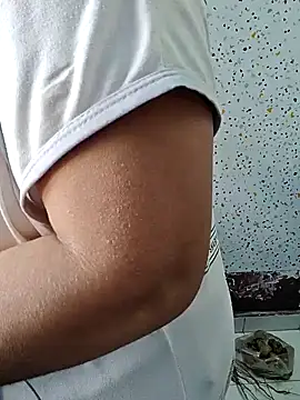 Snapshot of milf-kaira chatting on January 7, 2025, 3:03 am milf-kaira online show from January 7, 2025, 3:03 am