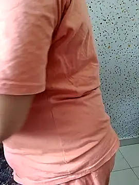 Snapshot of milf-kaira chatting on March 18, 2025, 11:33 am milf-kaira online show from March 18, 2025, 11:33 am