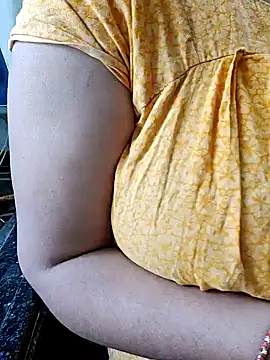 Snapshot of milf-kaira chatting on January 2, 2025, 6:18 am milf-kaira online show from January 2, 2025, 6:18 am