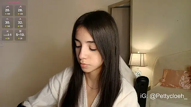 Snapshot of PettyCloeh chatting on December 3, 2025, 9:47 pm PettyCloeh online show from December 3, 2025, 9:47 pm